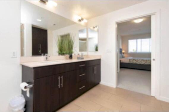 Stunning 2br Penthouse Patio & View Venice Mdr
